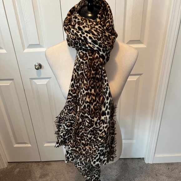 Cleo Animal print scarf - Picture 6 of 7